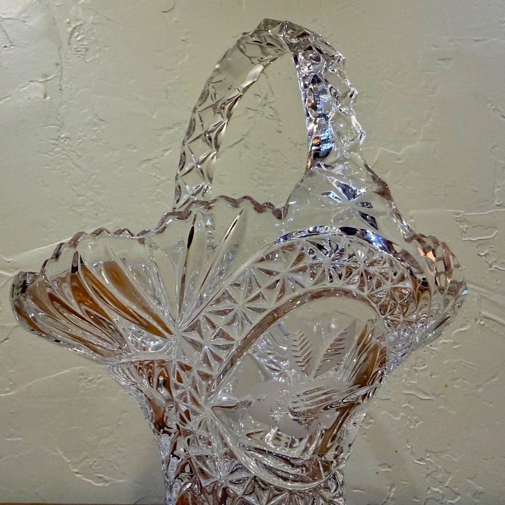 Hofbauer Byrdes Collection Crystal 11” Deep Basket with Bird Medallion - Picture 5 of 10